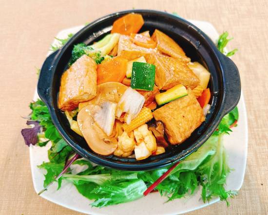 Braised Tofu with Mushroom 紅燒豆腐冬菇煲